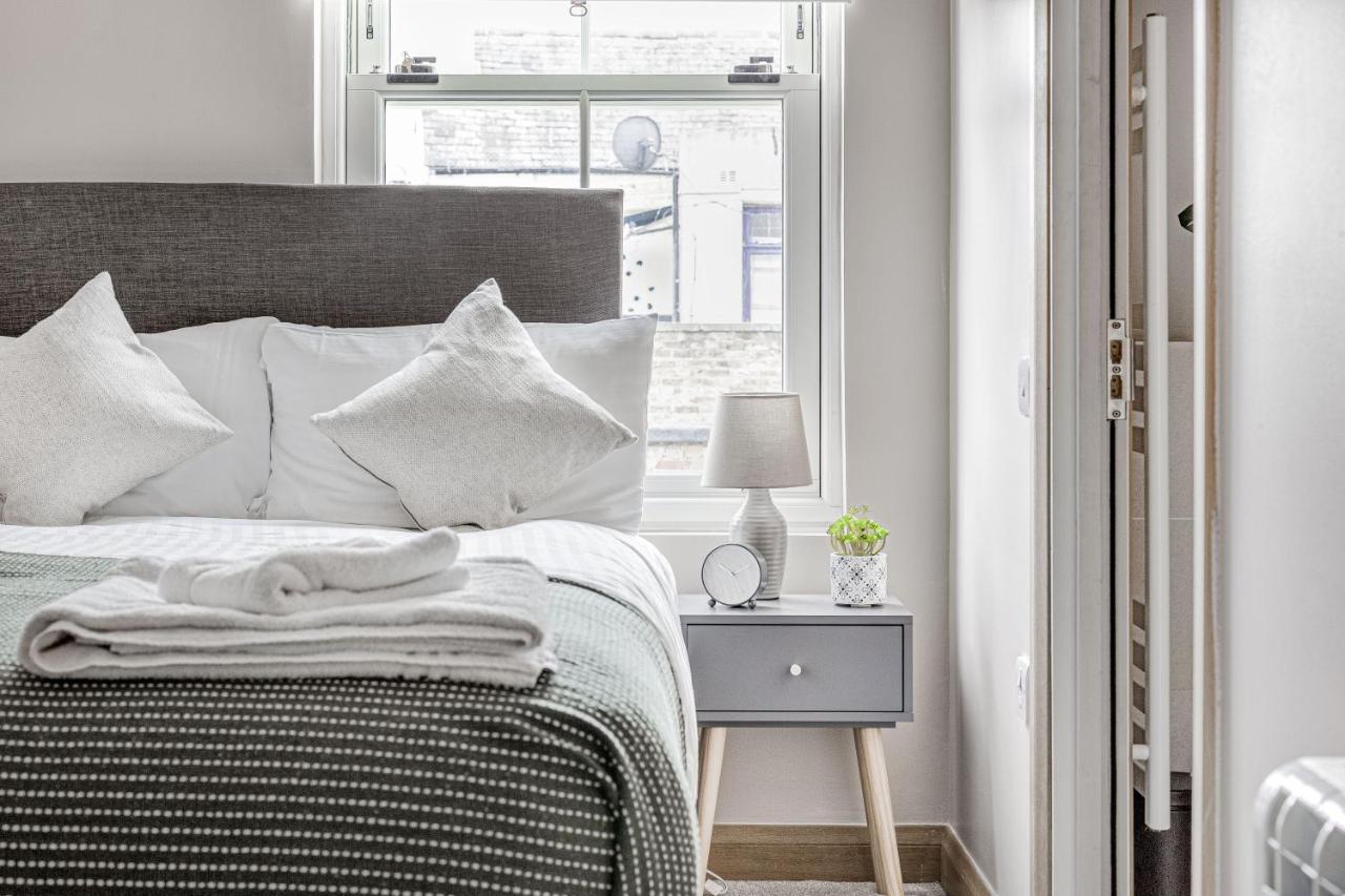 Contemporary 2 Bedroom Apt, Town Centre By Tent Serviced Apartments Chertsey Exterior foto